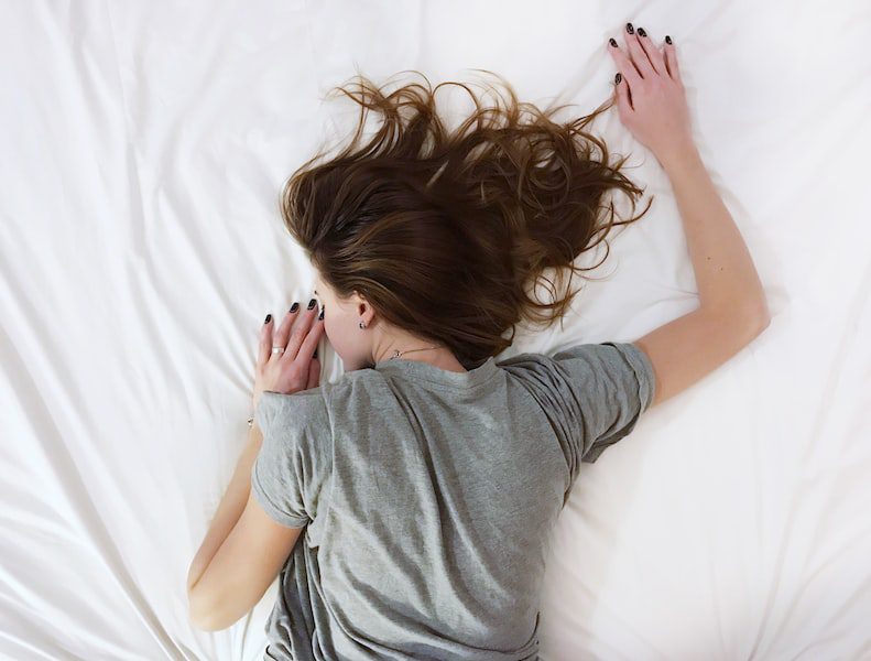 Las mejores posturas para dormir según la ciencia